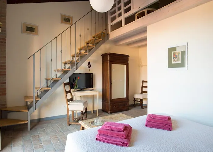 Podere Palazzo Illica مزرعة للإقامة *